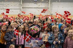 Inge Dinis Jensen blev i dag overrasket med prisen 'Danmarks Sejeste Idrætslærer 2025' i hendes idrætstime.