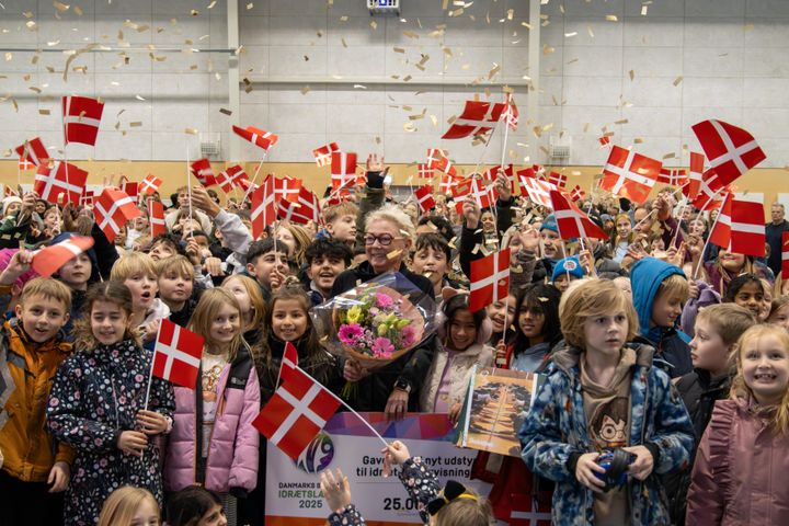 Inge Dinis Jensen blev i dag overrasket med prisen 'Danmarks Sejeste Idrætslærer 2025' i hendes idrætstime.