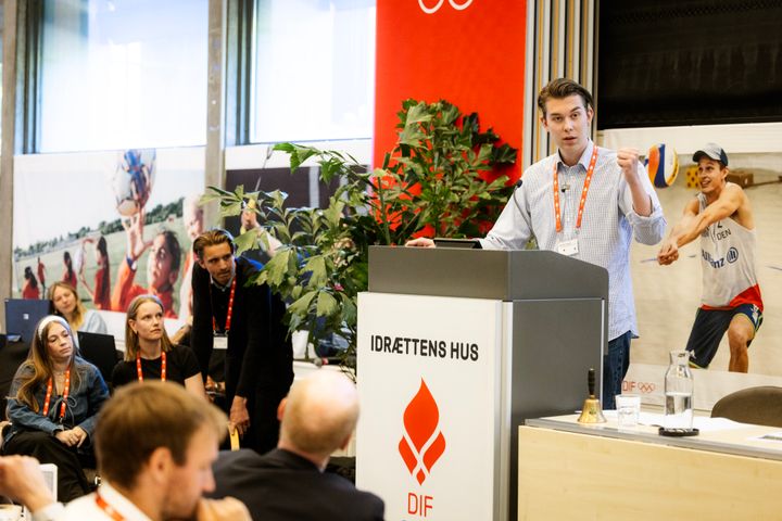 Gustav Lippert og andre unge fra DIF's Udviklingsråd for Unge gik på scenen til DIF's årsmøde og gav et bud på, hvad der skal til for at flere unge deltager i bestyrelsesarbejde i idrætten.
