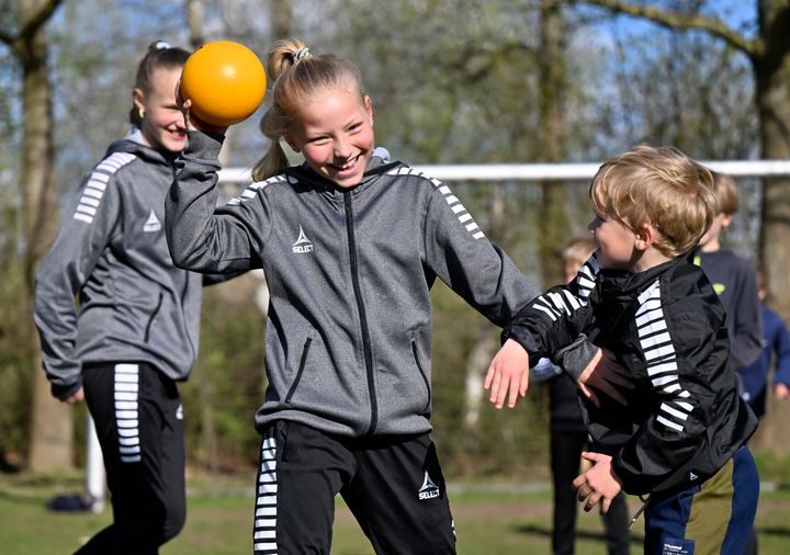Idrætsdeltagelsen giver ikke kun smil på læben. Det højner også selvtilliden hos mange børn.