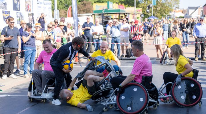 Der var også kamp til stregen ved sidste Folkemøde, da DIF inviterede politikere og veteraner til kørestolsrugby.