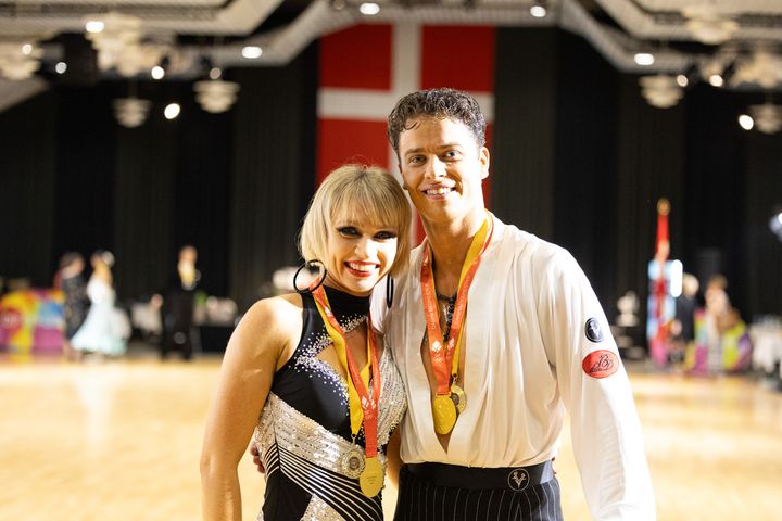 Med aftenens sejr sikrede Malthe Brinch og Sandra Sørensen fra Århus Sportsdanserforening sig deres syvende DM-medalje i latindans. Det har ingen andre par formået før.