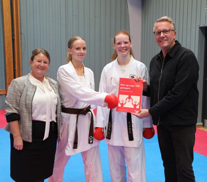 Borgmester i Ishøj Merete Amdisen og udlændinge- og integrationsordfører Morten Bødskov i Ishøj Karateklub, hvor nye tal om DIF get2sport blev offentliggjort. Mathilde Nielsen og Nicoline Winther Olsen gav en smagsprøve på karate.