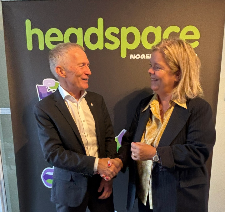 Et håndtryk der skal give bedre trivsel for unge mellem Hans Natorp, formand for DIF og Trine Hammershøy, direktør i headspace Danmark.