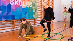 Skole OL for indskolingen giver en konkret anledning til at arbejde med sammenhold gennem bevægelse. Eleverne deltager som ét hold, hjælper hinanden og bidrager til klassens samlede resultat