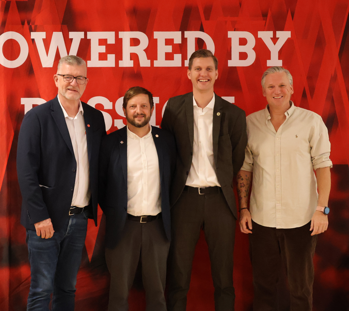 Fra venstre: Jan Larsen (direktør i Aalborg Håndbold), Rune Oland Tangaard (projektchef i DIF - Samfundsindsatser), Lasse Frimand Jensen (borgmester i Aalborg Kommune) og Nicolaj Jacobsen (landstræner for det danske herrelandshold i håndbold)