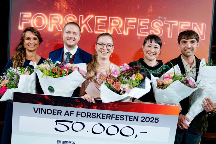 De fem finalister ved Forskerfesten, Ph.d. Cup 2025. Fra venstre: Christina Baun, Sundhedsvidenskab, Syddansk Universitet, Jonathan Wenstrup, Sundhedsvidenskab, Københavns Universitet, vinder Nanna Møller Jensen, Sundhedsvidenskab, Aarhus Universitet, Parnuna Petrina Egede Dahl, Humaniora, Aalborg Universitet og Rasmus Skov Olesen, Samfundsvidenskab, Københavns Universitet.