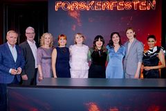 De tre dommere Peter Qvortrup Geisling, Rane Willerslev og Anja C. Andersen samt vært Ulla Essendrup sammen med de fem finlaister fra venstre: Pauline Møller, Ida Cecilie Jensen, Olivia Dahl, Marie Vestergaard ogMargit Bistrup Fischer, Forskerfesten, Ph.d. Cup 2026