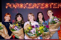 De fem finalister i Forskerfesten, Ph.d. Cup 2026: Pauline Møller, Sundhedsvidenskab, Syddansk Universitet, Olivia Dahl, Samfundsvidenskab, Samfundsvidenskab, Ida Cecilie Jensen, Naturvidenskab, Aarhus Universitet, Marie Vestergaard, Sundhedsvidenskab, Aalborg Universitet og Margit Bistrup Fischer, Sundhedsvidenskab, Københavns Universitet.