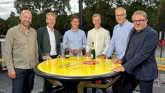 Søren Reedtz, Christian Moberg, Rasmus Staghøj, Emil Vinjebo, Dennis Ritter og Rolf Sørensen udgør en stor del af TV 2s hold af værter, eksperter og kommentatorer under Tour de France 2023. Her ses de under afslutningen i Paris (Foto: Albert Bøttker/TV 2)