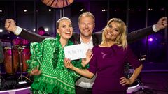 Værterne Anna Stokholm, Christian Degn og Michèle Bellaiche med indsamlingsresultatet på 35.730.713 kroner ved 'Hjertegalla 2023'. (Foto: Per Arnesen/TV 2)