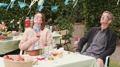 Ditte Hansen og Lars Brygmann i rollerne som Louises (Stephania Potalivo) forældre i den kommende komedieserie 'De bedste år'.