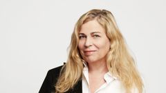 Lone Scherfig er seriens hovedforfatter, showrunner og episodeinstruktør.