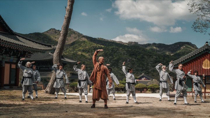 De ni medvirkende og Shaolin-master Shi Heng Yi i realityprogrammet 'Shaolin'.