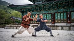 De to Shaolin-masters (th) Shifu Yan Lei og (tv) Shi Heng Yi i 'Shaolin'.