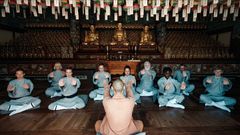 Igennem 'Shaolin' lærer de medvirkende om meditation og fordybelse.