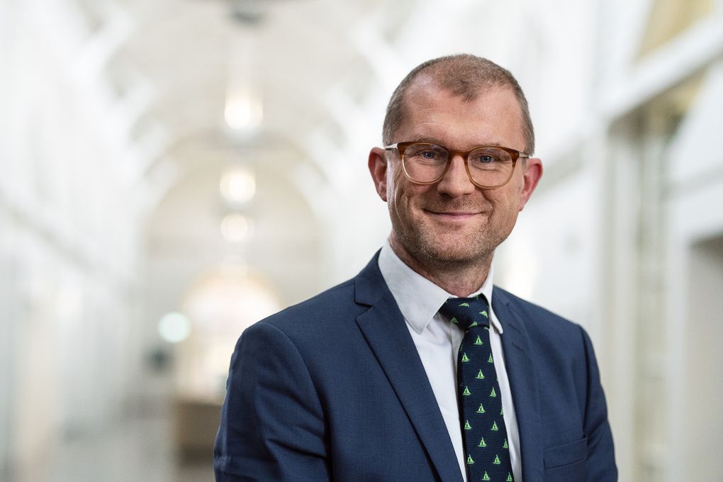 Finansdirektør Carsten Topholt forlader TV 2 Danmark efter TV 2s generalforsamling i april 2024