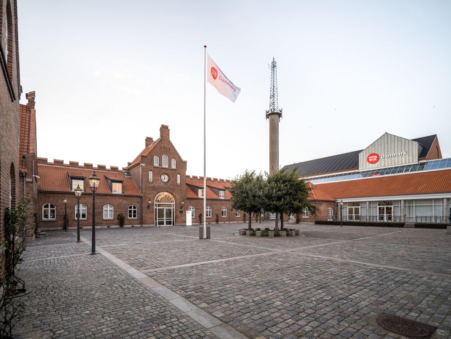 TV 2 opnår tilfredsstillende 2023-resultat trods strukturelle udfordringer og omsætningsfald