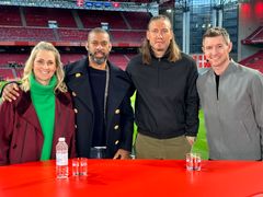 Camilla Martin er vært på EM på TV 2 sammen med fodboldeksperterne David Nielsen, Nicklas Bendtner og Mads Junker. (Foto: TV2)