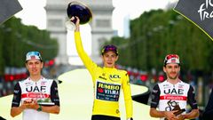 Tadej Pogacar, Jonas Vingegaard og Adam Yates på Tour-sejrsskamlen i Paris 2023. (Foto: Garnier Etienne/Reuters/Ritzau Scanpix/TV 2)