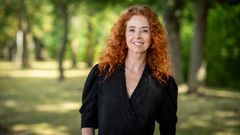 Johanne Louise Schmidt spiller rollen som biologen Karen i dramaserien 'Rivalerne'. (Foto: Per Arnesen/TV 2)