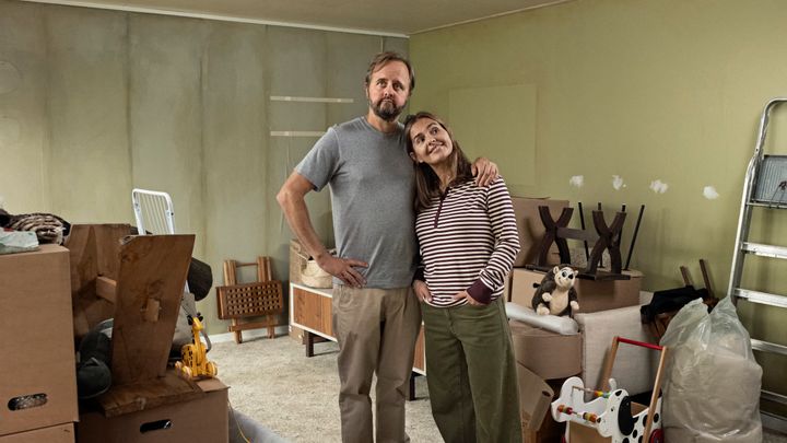 Magnus Millang og Stephania Potalivo er tilbage i rollerne som Mathias og Louise i komedieserien 'De bedste år'. (Foto: Christian Geisnæs/TV 2)
