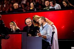 Mikkelog Flemming Hansen i callcenteret under 'Knæk Cancer - et show for sagen'