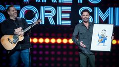 Martin Kanstrup fik overrakt prisen som 'Årets store smil' af komiker Mick Øgendahl.