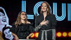 Louise Mieritz og Ditte Hansen modtager STORM-prisen ved 'Året der gak 2025'.