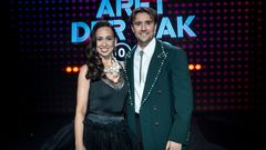 Værterne Merete Mærkedahl og Martin Johannes Larsen på scenen i 'Året der gak 2025'.