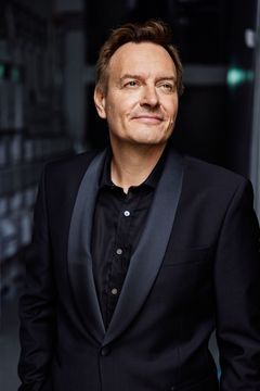 Rasmus Tantholdt er ny vært på 'De største øjeblikke', som kan opleves mandag 29. december på TV 2 og TV 2 Play. (Foto: Büro Jantzen/TV 2)