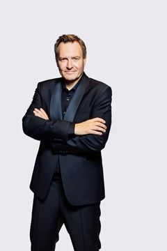 Rasmus Tantholdt er ny vært på 'De største øjeblikke', som kan opleves mandag 29. december på TV 2 og TV 2 Play. (Foto: Büro Jantzen/TV 2)