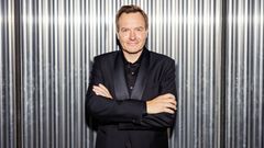 Rasmus Tantholdt er ny vært på 'De største øjeblikke', som kan opleves mandag 29. december på TV 2 og TV 2 Play. (Foto: Büro Jantzen/TV 2)