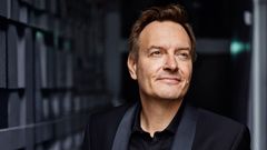 Rasmus Tantholdt er ny vært på 'De største øjeblikke', som kan opleves mandag 29. december på TV 2 og TV 2 Play. (Foto: Büro Jantzen/TV 2)