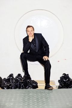 Rasmus Tantholdt er ny vært på 'De største øjeblikke', som kan opleves mandag 29. december på TV 2 og TV 2 Play. (Foto: Büro Jantzen/TV 2)