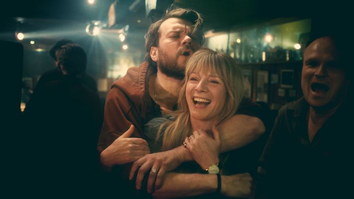 Pilou Asbæk og Iben Hjejle som Mads og Eva i den danske dramaserie 'Den gode stemning'. (Foto: Laust Trier Mørk/TV 2)