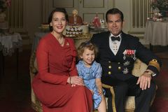 Svenske Josefin Asplund som dronning Ingrid, Asta Tvilling Jensen som prinsesse Margrethe og Nikolaj Lie Kaas som kong Frederik 9. (Foto: Audrius Solominas/TV 2).