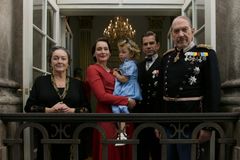 Dronning Alexandrine (Kirsten Lehfeldt), kronprinsesse Ingrid (Josefin Asplund), prinsesse Margrethe (Asta Tvilling Jensen), kronprins Frederik 9. (Nikolaj Lie Kaas) og kong Christian 10. (Henrik Larsen). (Foto: Audrius Solominas/TV 2).