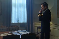 Nikolaj Lie Kaas i rollen som kong Frederik 9. (Foto: Audrius Solominas/TV 2).