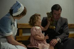 Karen (Marie Reuther), prinsesse Margrethe (Asta Tvilling Jensen) og kong Frederik 9. (Nikolaj Lie Kaas). (Foto: Audrius Solominas/TV 2).