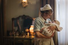 Marie Reuther spiller barnepige Karen i 'Margrethe'. (Foto: Lukas Šalna/TV 2).