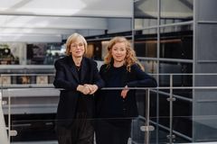 Nuværende nyhedsdirektør Ulla Pors (til venstre) træder ind i TV 2s direktion som indholdsdirektør, mens Anne Mette Svane bliver ny nyhedsdirektør. (Foto: Morten Frøslev / TV 2 Danmark)