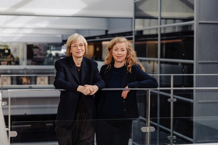 Nuværende nyhedsdirektør Ulla Pors (til venstre) træder ind i TV 2s direktion som indholdsdirektør, mens Anne Mette Svane bliver ny nyhedsdirektør. (Foto: Morten Frøslev / TV 2 Danmark)