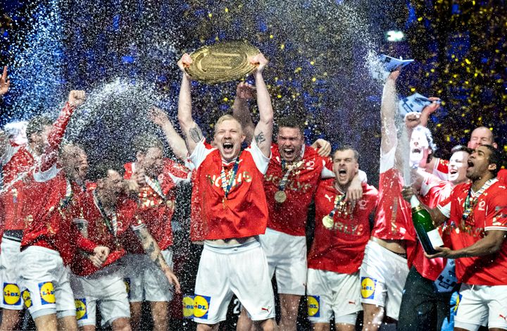 Danmarks anfører Magnus Saugstrup løftertrofæet sammen med holdkammeraterne. Guld tilDanmark efter EHF Euro 2026 finalekampen iherrehåndbold mellem Danmark og Tyskland i Jyske BankBoxen i Herning, søndag den 1. februar 2026.