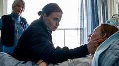 Nora Søby (Josephine Park) fra NSK og hendes datter Alberte (Flora Ofelia). Bagest ses Petrine Agger, som også medvirker i serien. (Foto: Per Arnesen/TV 2).