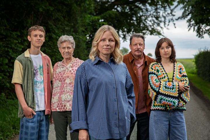Fra venstre ses Storm (Carl Tange), Bitten (Birthe Neumann), Ester (Lene Maria Christensen), Michael (Anders W. Berthelsen) og Liva (Fanny Bornedal). Foto: Christian Geisnæs/TV 2.