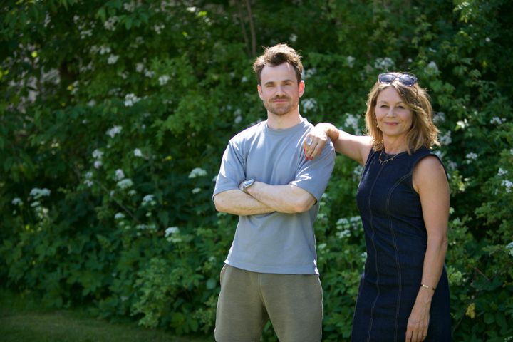 Allan Hyde og Anne Louise Hassing spiller igen Bjørn og Maj i den nye sæson af TV 2-krimiserien 'Hvide Sande'. (Foto: Mads Thomsen/TV 2).