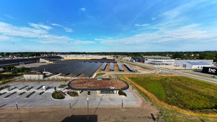 Dronebillede af TRIBE R&D solcellepark integreret med Better Energy Charge ladestation forrest i billedet. Testparken ligger ved siden af Better Energys to kontoradresser i Sønderborg.