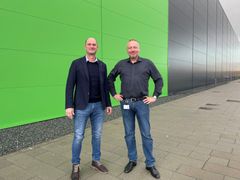 Gråkjær skal bygge Dansk Retursystems nye fabrik i Fredericia. På billedet ses Gråkjærs CEO Henrik Skaarup (tv) og Dansk Retursystems adm. direktør Lars Krejberg Petersen.