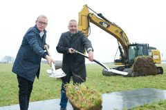 Borgmester Steen Wrist og adm.direktør Lars Krejberg Petersen tager første spadestik til Dansk Retursystems nye pantfabrik i Fredericia.